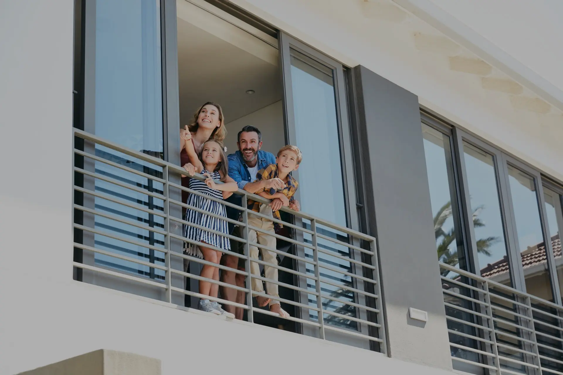 Famille sur le balcon de son appartement, résidence El Jirari Groupe